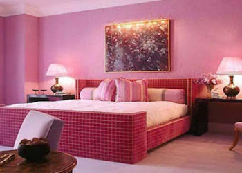 अपने बेडरुम यानि शयनकक्ष में भूलकर भी ना रखें ये चीजें