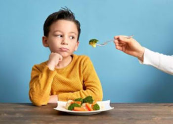 अगर आपका बच्चा भी खाना खाने में दिखाता है नखरें तो करें ये उपाय