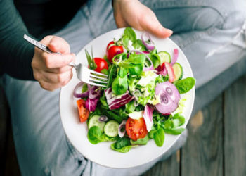 खूब सलाद खाना बुद्धिमानी नहीं, डाइट को लेकर लोगों को बनाया जा रहा मूर्ख