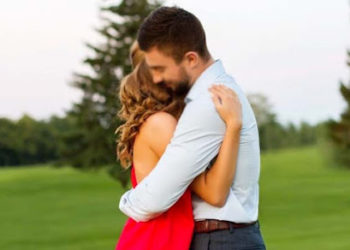 तनाव से राहत देता है गले मिलना, साथ ही होते हैं ये सारे फायदे