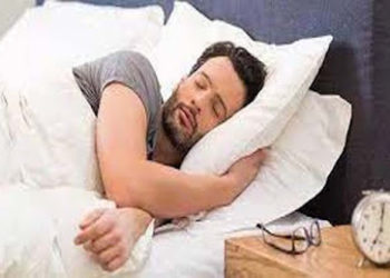 रात को भूलकर भी अपने सिरहाने ना रखें ये सामान