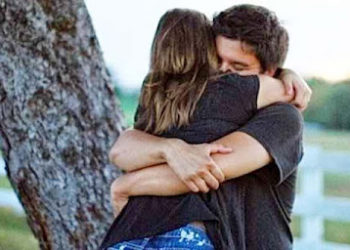 गले लगने के एक नहीं अनेक है फायदे, मेंटल हेल्थ के लिए पैदा करता है जादुई असर