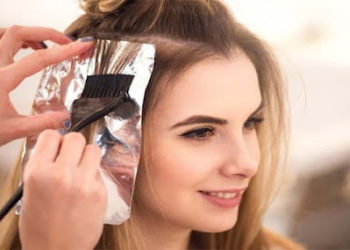 अगर आप भी अपने बालों में रंग करती हैं तो हो जाएं सावधान