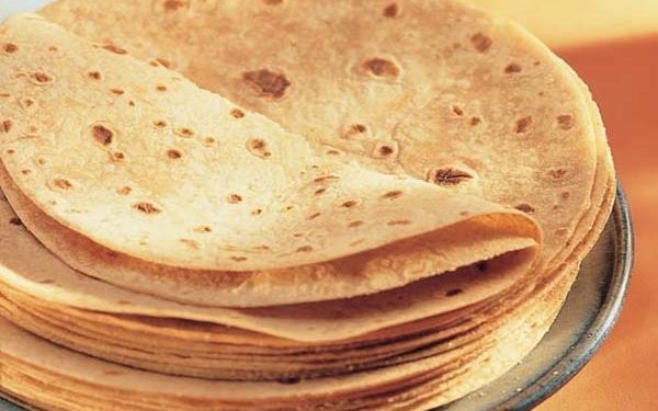 रोटी भी बदल सकती है किस्मत, आइए जानते हैं नसीब बदलने वाले रोटी के टोटके