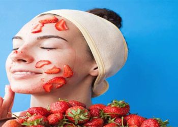स्ट्रॉबेरी फेस पैक से निखारें त्वचा, ये है इस्तेमाल करने का सही तरीका