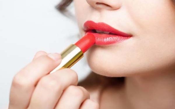 लिपस्टिक का रंग भी बताता आपका स्वभाव, जानिए कौन सा रंग क्या बताता है
