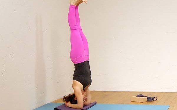 आज जानते है शीर्षासन के फायदे, ऐसे करें आसन