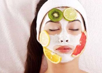 खूबसूरती निखारने के लिए घर पर ही बनाये फ्रूट पैक