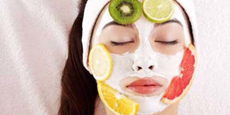 खूबसूरती निखारने के लिए घर पर ही बनाये फ्रूट पैक