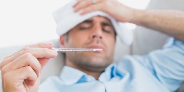 गर्मी में बुखार हो तो करें ये घरेलू उपाय