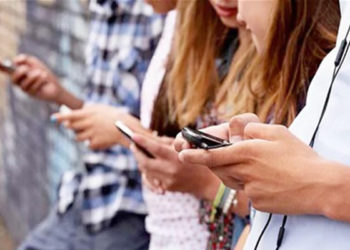 सावधान! मोबाइल फोन का अधिक इस्तेमाल और वाईफाई रेडिएशन से हो सकती है ये बीमारी