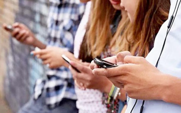 सावधान! मोबाइल फोन का अधिक इस्तेमाल और वाईफाई रेडिएशन से हो सकती है ये बीमारी