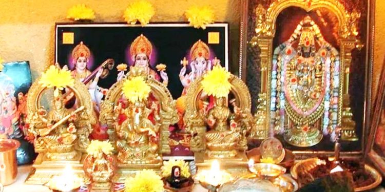 घर में मूर्तियां रखने से पहले जान लें ये परंपरा, वरना हो सकता है नुकसान
