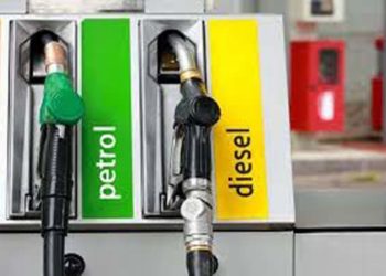 महंगाई पर मोदी सरकार का जोरदार वार, पेट्रोल-डीजल के दाम में भारी कटौती
