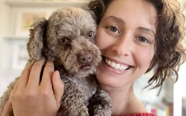 कुत्ते-बिल्लियों के भी दिल की बात जान 60 लाख से भी ज्यादा कमाती हैं महिला