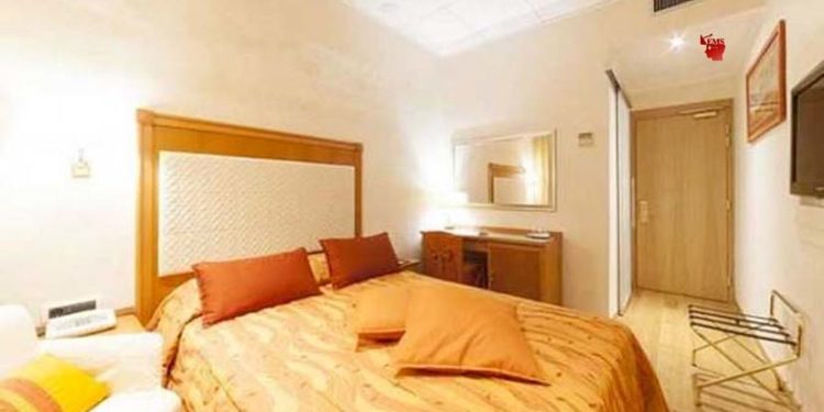 सुखमय जीवन के लिए वास्तु के अनुसार सेट करें अपना बेडरूम