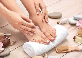 अपने चेहरे के साथ-साथ पैरों का भी रखें ख्याल