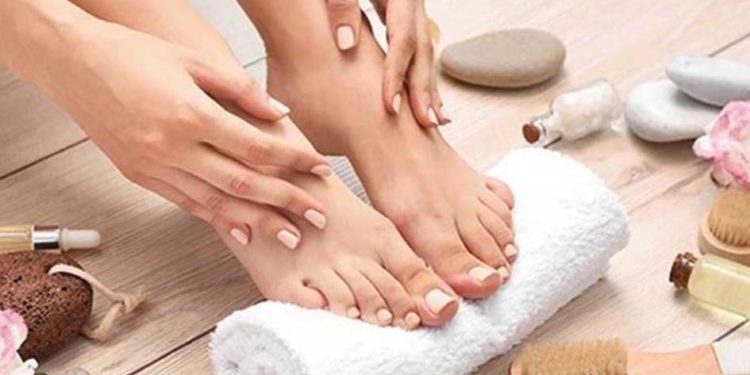 अपने चेहरे के साथ-साथ पैरों का भी रखें ख्याल