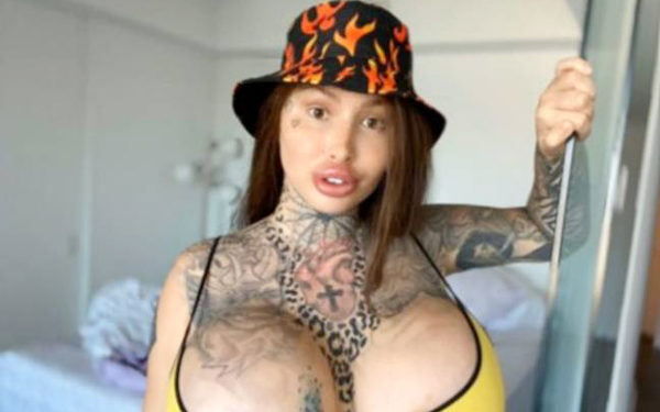 मॉडल का आरोप- ब्रेस्ट आकार के कारण एयरलाइन ने मुझे फ्लाइट से बाहर निकाला