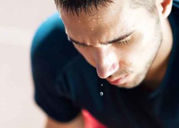 अचानक से पसीना आना हो सकता है इस खतरनाक जानलेवा बीमारी का लक्षण