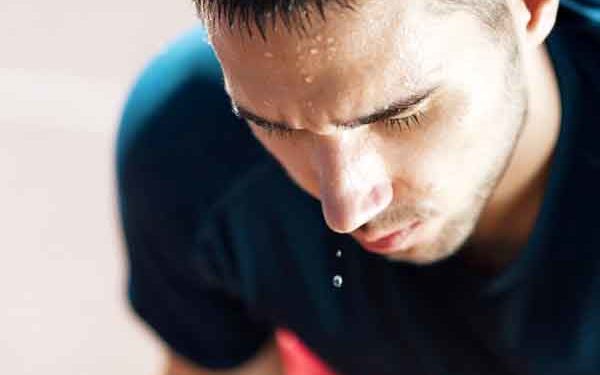 अचानक से पसीना आना हो सकता है इस खतरनाक जानलेवा बीमारी का लक्षण