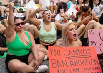 इस देश की महिलाएं कर रही सेक्स हड़ताल, दुनियाभर के लाखों लोग कर रहे है इस ट्रेंडी हैशटैग का इस्तेमाल