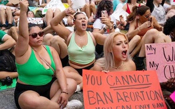 इस देश की महिलाएं कर रही सेक्स हड़ताल, दुनियाभर के लाखों लोग कर रहे है इस ट्रेंडी हैशटैग का इस्तेमाल