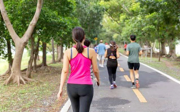 रोजाना पैदल चलने से पास नहीं फटकेगी ये बीमारियां, जानिए कितने कदम चलना है आपके लिए जरुरी