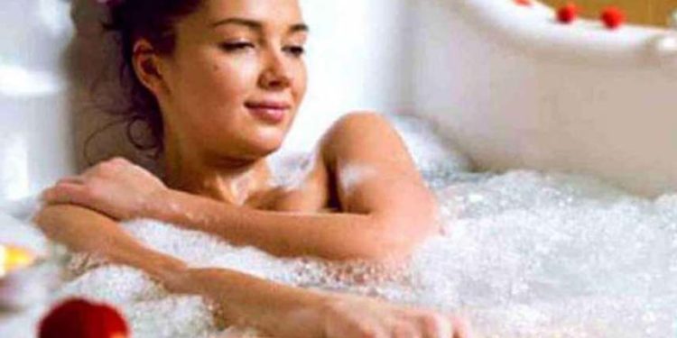 स्नान भी बना सकता धनवान! ये हैं स्नान से 9 ग्रहों के दुष्प्रभाव को कम करने के उपाय
