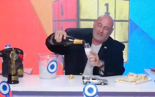 ब्रिटेन की महारानी के निधन पर टीवी एंकर ने की की ऐसी हरकत