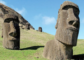 दुनिया की रहस्यमयी जगहों में से एक है ईस्टर आइलैंड, आइलैंड के वीराने में हैं 900 मूर्तियां