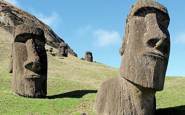 दुनिया की रहस्यमयी जगहों में से एक है ईस्टर आइलैंड, आइलैंड के वीराने में हैं 900 मूर्तियां