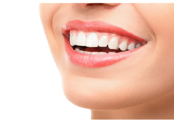 किचन में रखी इन चीजों से मोतियों जैसे चमक उठेंगे दांत, एक बार जरुर करें इस्तेमाल