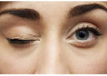 महिलाओं की कौन सी आंख का फड़कना होता है शुभ, जानिए