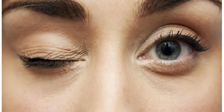 महिलाओं की कौन सी आंख का फड़कना होता है शुभ, जानिए