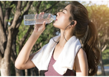 Drinking Water: आप भी पीते हैं खड़े होकर पानी? आज ही छोड़ दें ये आदत