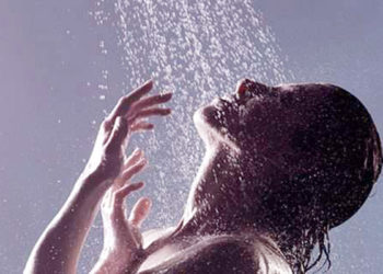 गर्म और ठंडे पानी से स्नान के अलग -अलग लाभ, जानिए कैसे