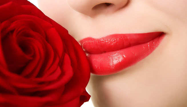 इन आसान तरीको से निखारें अपने होंठों की खूबसूरती