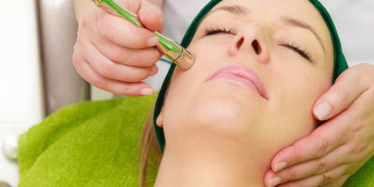 क्या होता है माइक्रोकरंट फेशियल, ये होते है फायदे