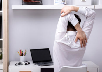 एक डेस्क पर लंबे समय तक बैठने से ब्रेन पर हो रहा है ये असर