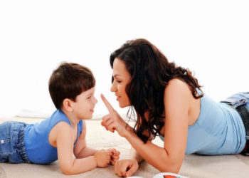 अगर बच्चे में दिखे ये लक्षण तो पेरेंटिंग के तरीके में सुधार की ज़रूरत 