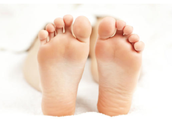 पैर के तलवे भी बताते हैं जीवन के रहस्य, जानिए क्या कहते हैं आपके तलवे