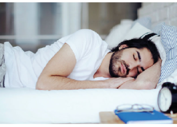 रात को सोते समय बिस्तर के पास ना रखें ये चीजें, उठानी पड़ सकती है मुसीबत