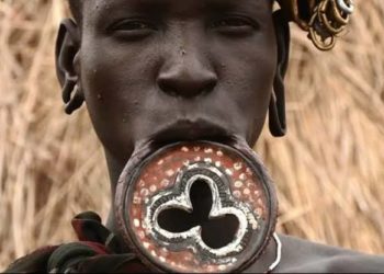 ये है दुनिया की सबसे खतरनाक जनजाति, 15-16 साल की उम्र में काट दिए जाते हैं लड़कियों के होठ