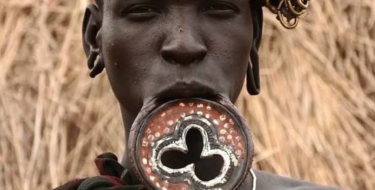ये है दुनिया की सबसे खतरनाक जनजाति, 15-16 साल की उम्र में काट दिए जाते हैं लड़कियों के होठ