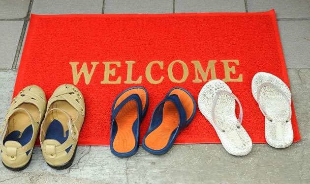 इस दिशा में भूलकर भी ना उतारें जूते-चप्पल