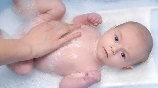 जानिए कैसे शिशुओं के लिए लाभकारी है ब्रेस्ट मिल्क बाथ