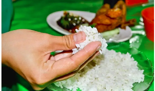 हाथों से भोजन करना होता है बेहद फायदेमंद, यह पंच तत्वों को करता है जागृत