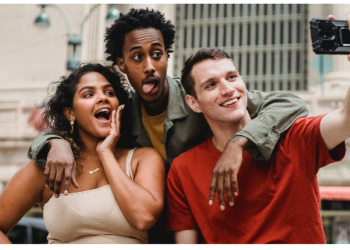 सेल्फी भी खोलती है आपकी Personality का राज, जानें क्या कहता है आपके सेल्फी लेने का अंदाज