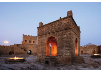 इस मंदिर के बाहर बरसते हैं गोले, अंदर जल रही माता रानी की अखंड ज्‍योत‍ि